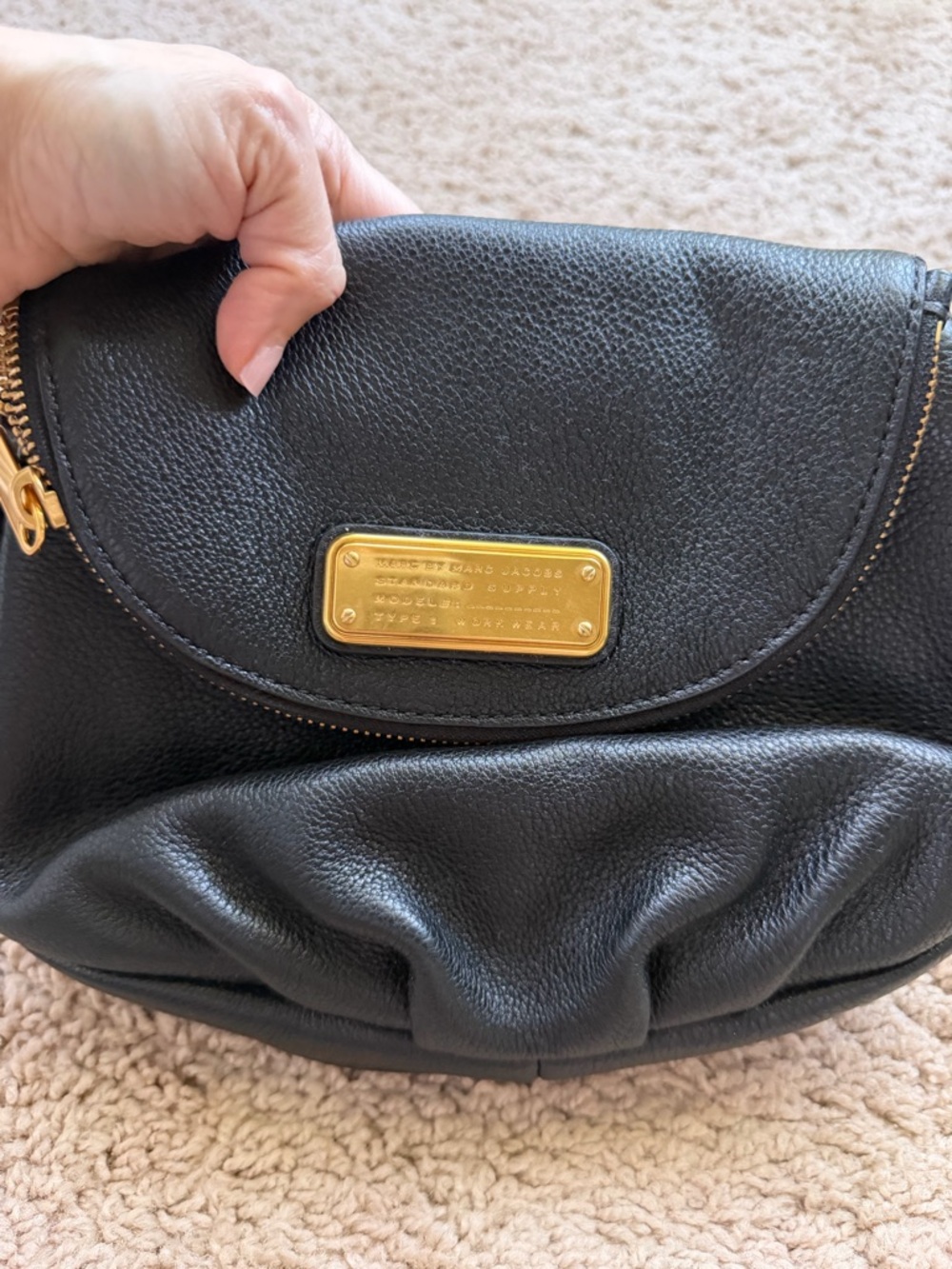 Marc Jacobs Black Leather Crossbody Shoulder Bag with Gold Plate - Picture 2 of 6